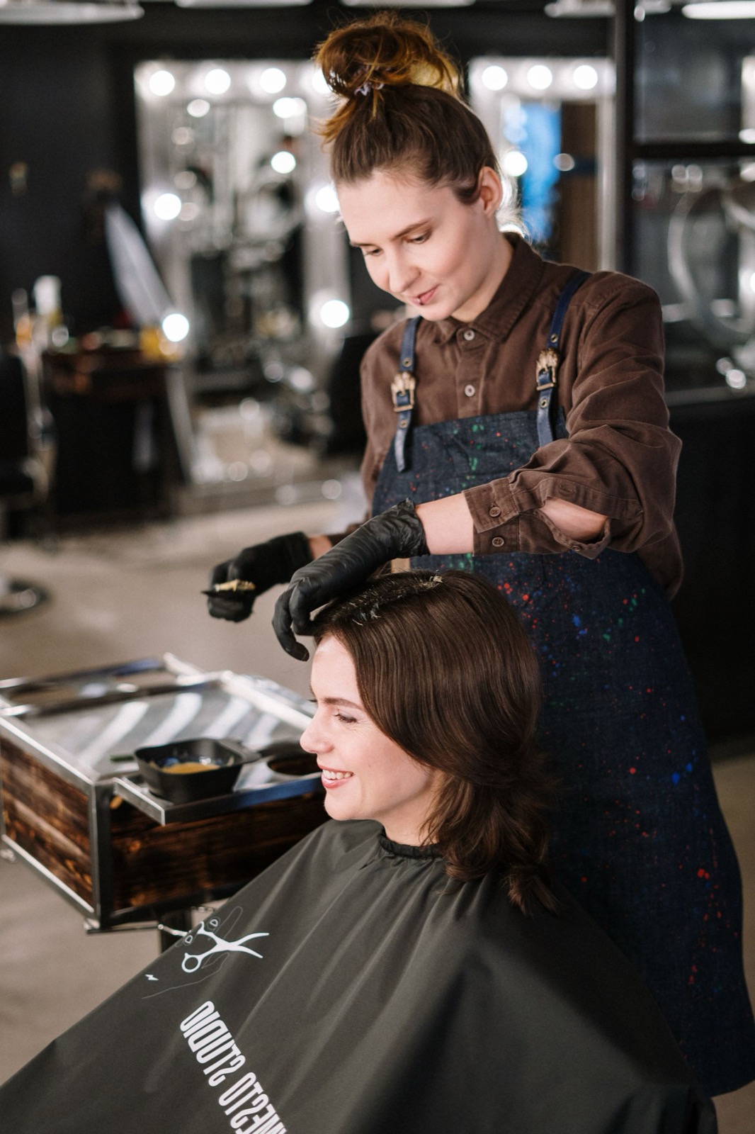 Coloriste appliquant un balayage en salon