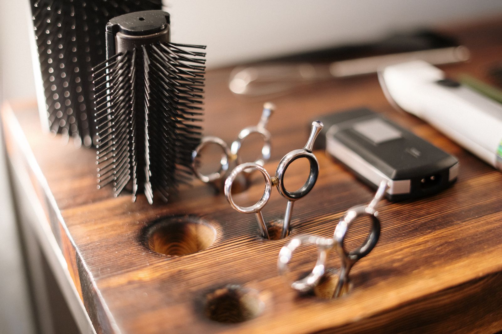 Ciseaux et brosse du coiffeur
