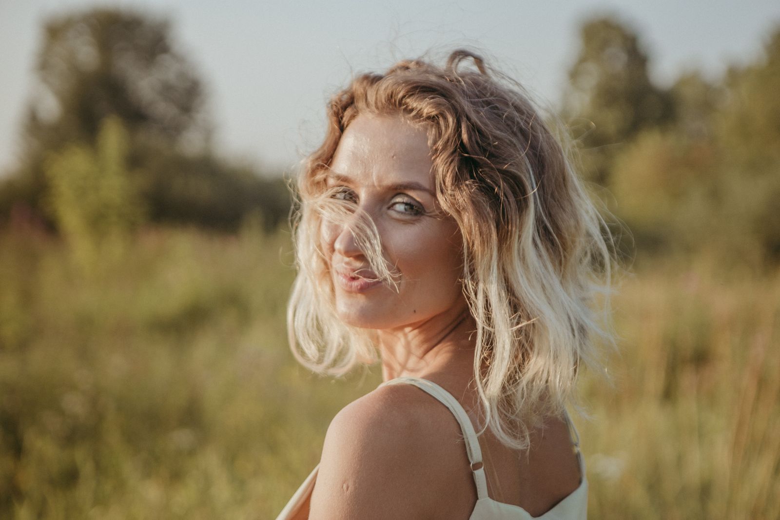 Blond ondulé vu de dos